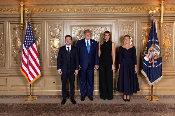 Президент США Дональд Трамп и президент Украины Владимир Зеленский с супругами Президент США Дональд Трамп и президент Украины Владимир Зеленский с супругами