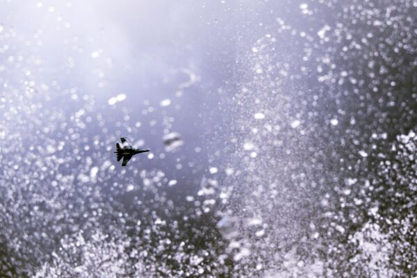 Истребитель СУ-35 во время празднования дня оружейника в Ижевске Истребитель СУ-35 во время празднования дня оружейника в Ижевске