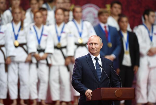 Президент РФ Владимир Путин на церемонии награждения призеров III Международного турнира по дзюдо имени Дзигоро Кано среди юношей и девушек до 18 лет в рамках V Восточного экономического форума во Владивостоке Президент РФ Владимир Путин на церемонии награждения призеров III Международного турнира по дзюдо имени Дзигоро Кано среди юношей и девушек до 18 лет в рамках V Восточного экономического форума во Владивостоке