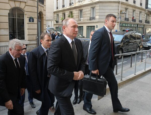 Президент РФ В. Путин перед началом траурной церемонии прощания с бывшим президентом Франции Жаком Шираком у церкви Сен-Сюльпис Президент РФ В. Путин перед началом траурной церемонии прощания с бывшим президентом Франции Жаком Шираком у церкви Сен-Сюльпис