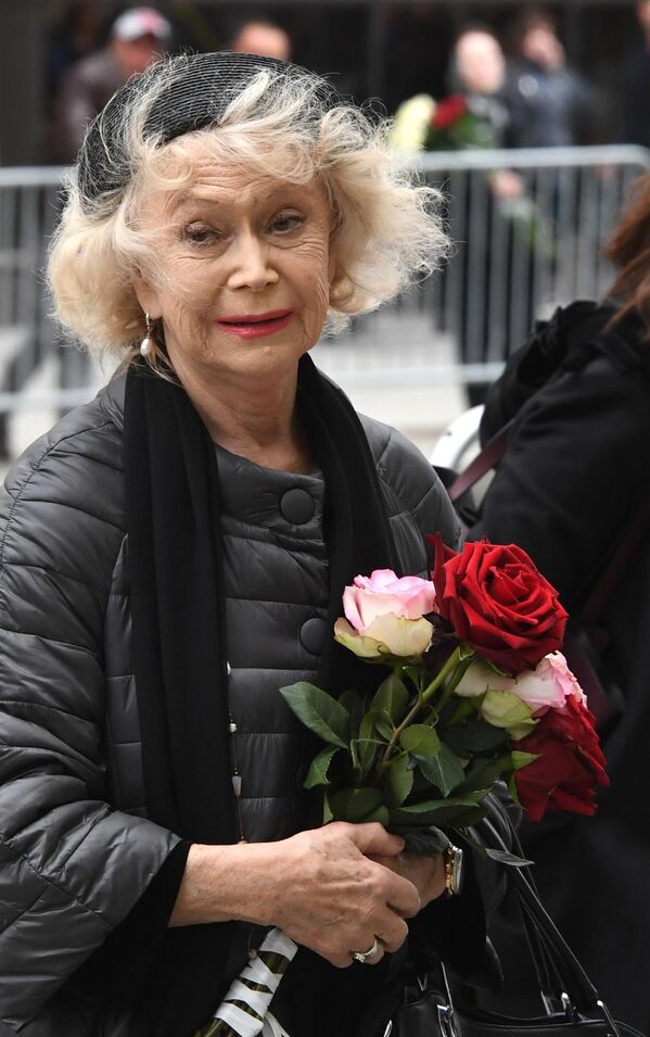 Актриса Светлана Немоляева у здания театра Ленком, где проходит церемония прощания с режиссером Марком Захаровым Актриса Светлана Немоляева у здания театра Ленком, где проходит церемония прощания с режиссером Марком Захаровым