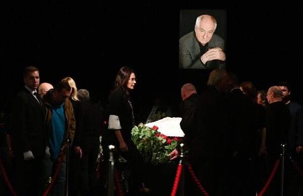 На церемонии прощания с режиссером Марком Захаровым в театре Ленком в Москве На церемонии прощания с режиссером Марком Захаровым в театре Ленком в Москве