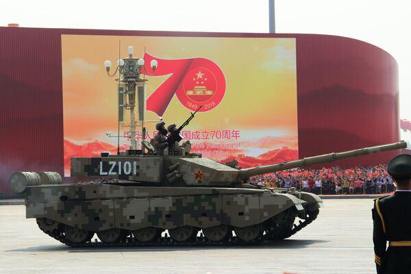 Танк Type 99 (ZTZ-99) на военном параде, приуроченном к 70-летию образования Китая, в Пекине Танк Type 99 (ZTZ-99) на военном параде, приуроченном к 70-летию образования Китая, в Пекине