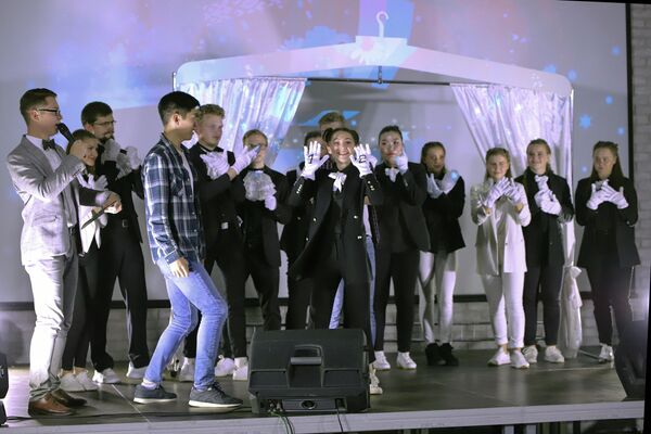 Один из главных моментов вечера - жеребьевка участников конкурса исполнителей молодежной песни Один из главных моментов вечера - жеребьевка участников конкурса исполнителей молодежной песни