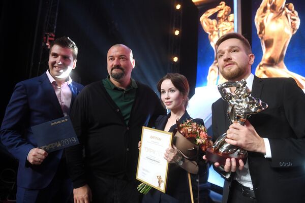 Лауреаты российской телевизионной премии ТЭФИ - 2019 в номинации Телевизионный проект о спорте (проект Тотальный футбол) после церемонии награждения в Московском театре мюзикла Лауреаты российской телевизионной премии ТЭФИ - 2019 в номинации Телевизионный проект о спорте (проект Тотальный футбол) после церемонии награждения в Московском театре мюзикла