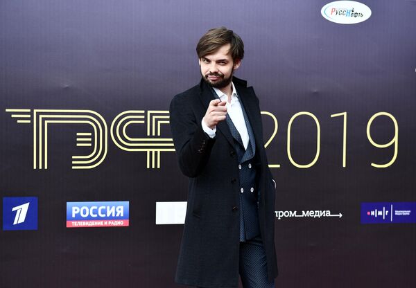 Актер Денис Бузин перед началом торжественной церемонии вручения премии ТЭФИ-2019 в Московском театре мюзикла Актер Денис Бузин перед началом торжественной церемонии вручения премии ТЭФИ-2019 в Московском театре мюзикла
