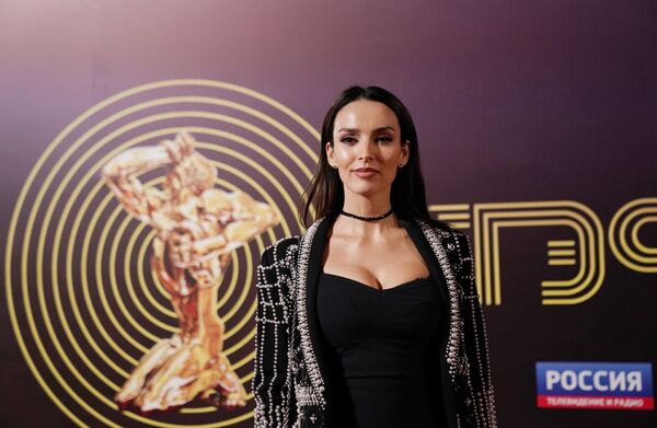 Актриса Юлия Зимина перед началом церемонии вручения премии ТЭФИ - 2019 в номинации Вечерний прайм в Московском театре мюзикла Актриса Юлия Зимина перед началом церемонии вручения премии ТЭФИ - 2019 в номинации Вечерний прайм в Московском театре мюзикла