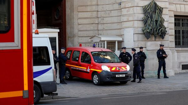 Полицейские у префектуры полиции Парижа, после того как там было свовершено нападение Полицейские у префектуры полиции Парижа, после того как там было свовершено нападение