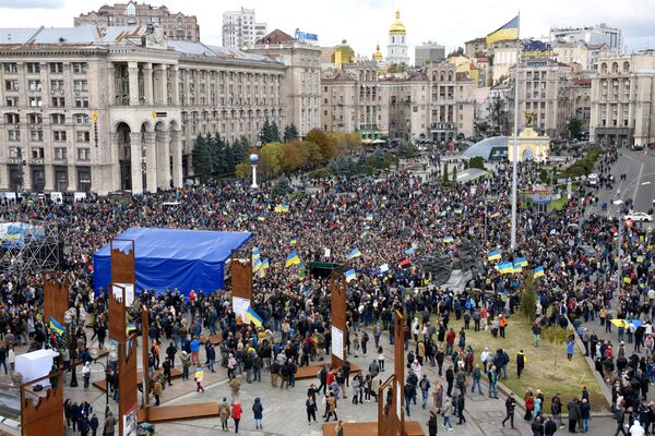 Участники акции Нет Капитуляции против согласования Киевом формулы Штайнмайера по урегулированию в Донбассе на площади Независимости в Киеве Участники акции Нет Капитуляции против согласования Киевом формулы Штайнмайера по урегулированию в Донбассе на площади Независимости в Киеве