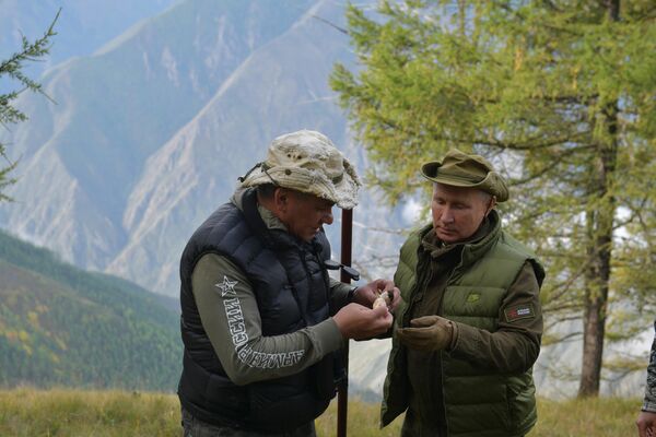 Президент РФ Владимир Путин и министр обороны РФ Сергей Шойгу во время прогулки в тайге Президент РФ Владимир Путин и министр обороны РФ Сергей Шойгу во время прогулки в тайге