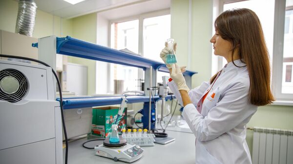 Доцент базовой кафедры биотехнологии СФУ Анна Шумилова готовит раствор для измерения белка биуретовым методом Доцент базовой кафедры биотехнологии СФУ Анна Шумилова готовит раствор для измерения белка биуретовым методом