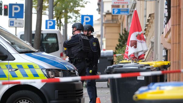 Сотрудники полиции на месте стрельбы в городе Галле, Германия. 9 октября 2019 Сотрудники полиции на месте стрельбы в городе Галле, Германия. 9 октября 2019