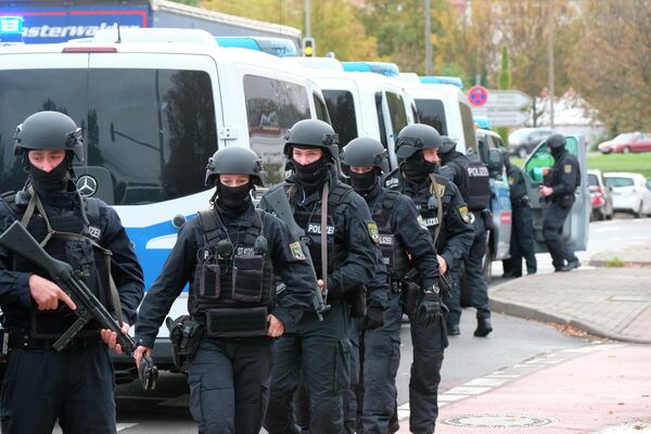 Сотрудники полиции на месте стрельбы в городе Галле, Германия. 9 октября 2019 Сотрудники полиции на месте стрельбы в городе Галле, Германия. 9 октября 2019