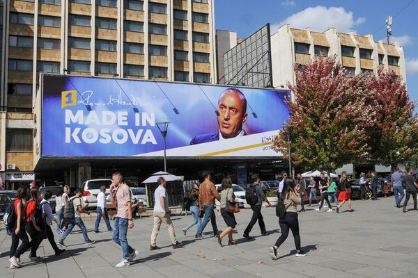 Баннер с изображением политика Рамуша Харадиная в Приштине, Косово. 30 сентября 2019 Баннер с изображением политика Рамуша Харадиная в Приштине, Косово. 30 сентября 2019