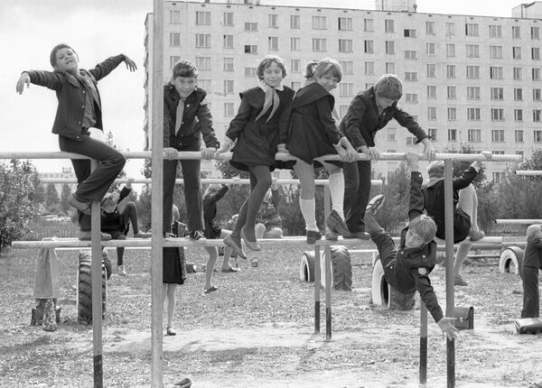 Ученики одной из московских школ играют во дворе после уроков Ученики одной из московских школ играют во дворе после уроков