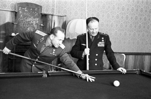 Летчик-космонавт СССР Алексей Архипович Леонов и генерал-лейтенант авиации, помощник Главнокомандующего ВВС по космосу Николай Петрович Каманин играют в бильярд Летчик-космонавт СССР Алексей Архипович Леонов и генерал-лейтенант авиации, помощник Главнокомандующего ВВС по космосу Николай Петрович Каманин играют в бильярд