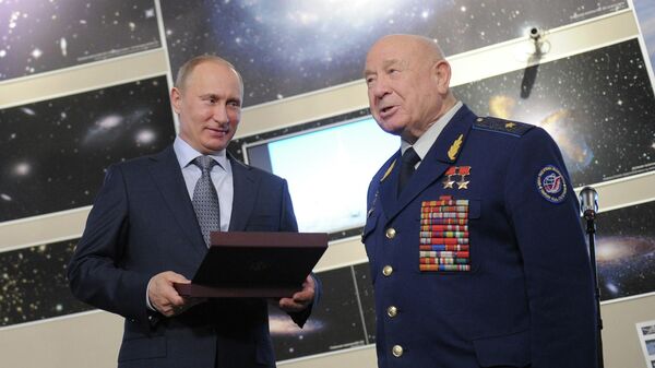 Председатель правительства России Владимир Путин вручает премию правительства России имени Ю.А.Гагарина летчику-космонавту СССР, дважды Герою Советского Союза Алексею Леонову Председатель правительства России Владимир Путин вручает премию правительства России имени Ю.А.Гагарина летчику-космонавту СССР, дважды Герою Советского Союза Алексею Леонову