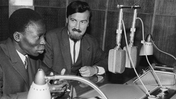 Генеральный директор радио Дагомеи Ноэль Соссуви-Менса выступает по московскому радио. Справа - заведующий отделом вещания на страны Западной Африки Алексей Златорунский Генеральный директор радио Дагомеи Ноэль Соссуви-Менса выступает по московскому радио. Справа - заведующий отделом вещания на страны Западной Африки Алексей Златорунский