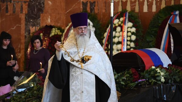 Священнослужитель на церемонии прощания с летчиком-космонавтом СССР, дважды Героем Советского Союза генерал-майором авиации Алексеем Леоновым Священнослужитель на церемонии прощания с летчиком-космонавтом СССР, дважды Героем Советского Союза генерал-майором авиации Алексеем Леоновым