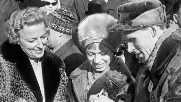 Чемпионы Олимпийских игр по фигурному катанию Людмила Белоусова (в центре) и Олег Протопопов дают автографы Чемпионы Олимпийских игр по фигурному катанию Людмила Белоусова (в центре) и Олег Протопопов дают автографы