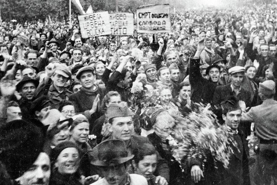 Жители Белграда встречают освободителей Жители Белграда встречают освободителей