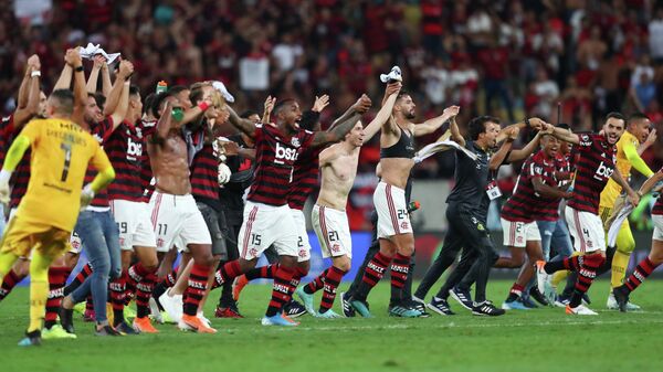Футболисты Фламенго радуются выходу в финал Кубка Либертадорес