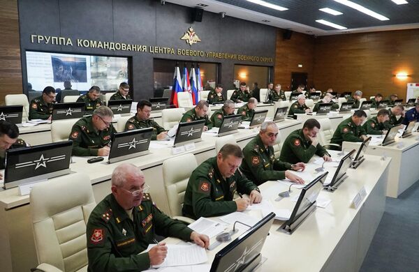 Военнослужащие во время Всероссийского географического диктанта в штабе ЦВО в Екатеринбурге Военнослужащие во время Всероссийского географического диктанта в штабе ЦВО в Екатеринбурге