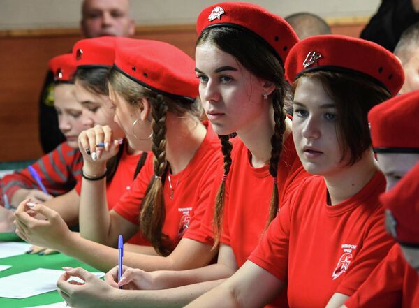 Юнармейцы во время Всероссийского географического диктанта на эсминце Тихоокеанского флота Быстрый Юнармейцы во время Всероссийского географического диктанта на эсминце Тихоокеанского флота Быстрый