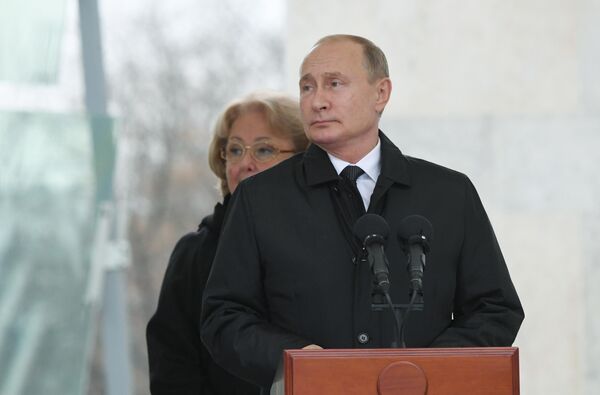 Президент РФ Владимир Путин выступает на церемонии открытия памятника государственному деятелю, политику Евгению Примакову. 29 октября 2019 Президент РФ Владимир Путин выступает на церемонии открытия памятника государственному деятелю, политику Евгению Примакову. 29 октября 2019