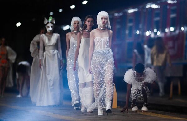 Модели демонстрируют одежду из коллекции ALEXANDER ARUTYUNOV на площадке Mercedes-Benz Fashion Week Russia в электродепо Красная Пресня в Москве Модели демонстрируют одежду из коллекции ALEXANDER ARUTYUNOV на площадке Mercedes-Benz Fashion Week Russia в электродепо Красная Пресня в Москве