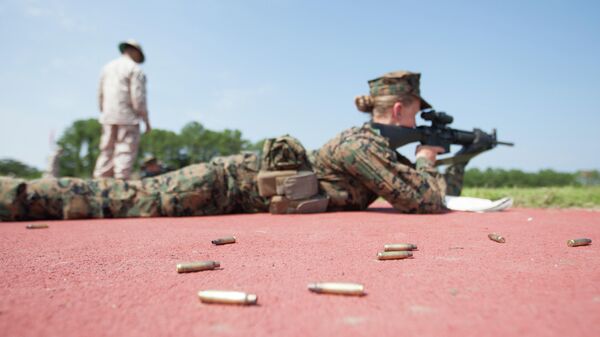 Военнослужащая армии США во время стрельб из автоматической винтовки M16-A4 Военнослужащая армии США во время стрельб из автоматической винтовки M16-A4