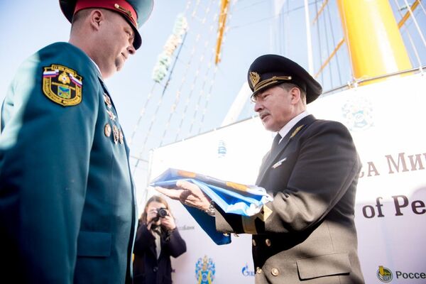 Торжественная передача экипажу учебного судна Паллада Знамени Победы, флагов МЧС России, Олимпийского комитета России и Владивостокского морского собрания Торжественная передача экипажу учебного судна Паллада Знамени Победы, флагов МЧС России, Олимпийского комитета России и Владивостокского морского собрания