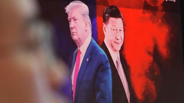 Изображение президента США Дональда Трампа и председателя КНР Си Цзиньпина на мониторе компьютера Изображение президента США Дональда Трампа и председателя КНР Си Цзиньпина на мониторе компьютера
