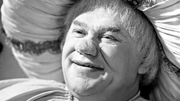 Артист Василий Корнуков в роли хлеба из спектакля по пьесе бельгийского драматурга Мориса Метерлинка Синяя птица в постановке Московского Художественного Академического театра имени М.Горького. 1960 год Артист Василий Корнуков в роли хлеба из спектакля по пьесе бельгийского драматурга Мориса Метерлинка Синяя птица в постановке Московского Художественного Академического театра имени М.Горького. 1960 год