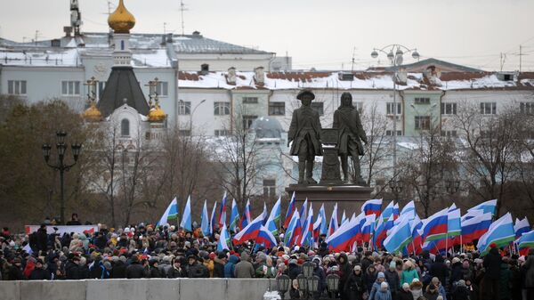 Жители города Екатеринбурга во время шествия, посвященного празднованию Дня народного единства Жители города Екатеринбурга во время шествия, посвященного празднованию Дня народного единства