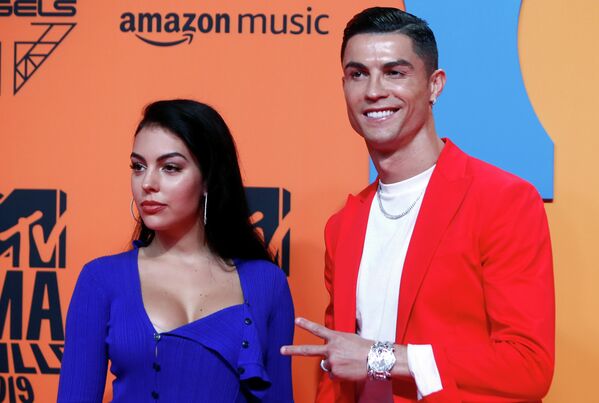 Криштиану Роналду и Джорджина Родригес на церемонии награждения MTV Europe Music Awards Криштиану Роналду и Джорджина Родригес на церемонии награждения MTV Europe Music Awards