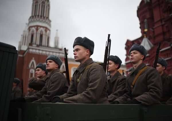 Участники марша, приуроченного к 78-й годовщине парада 1941 года на Красной площади Участники марша, приуроченного к 78-й годовщине парада 1941 года на Красной площади