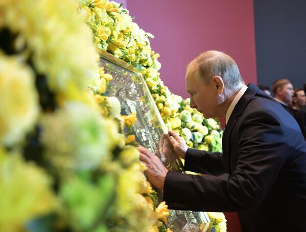 Президент РФ Владимир Путин у иконы Святителя Николая Чудотворца на выставке Память поколений: Великая Отечественная война в изобразительном искусстве Президент РФ Владимир Путин у иконы Святителя Николая Чудотворца на выставке Память поколений: Великая Отечественная война в изобразительном искусстве