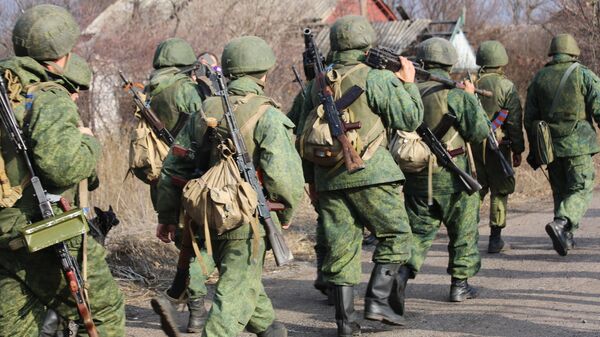 Военнослужащие Народной милиции ДНР покидают свои позиции у села Петровского Военнослужащие Народной милиции ДНР покидают свои позиции у села Петровского