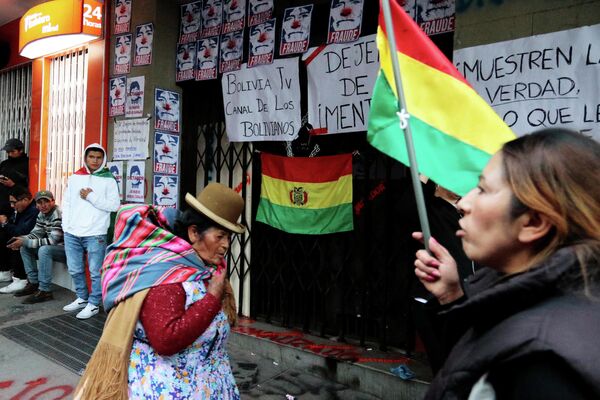 Демонстранты у входа в здание государственного боливийского телеканала Bolivia TV и радио Patria Nueva. 9 ноября 2019 Демонстранты у входа в здание государственного боливийского телеканала Bolivia TV и радио Patria Nueva. 9 ноября 2019