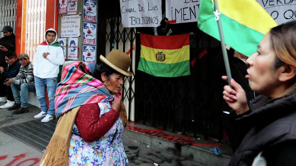 Демонстранты у входа в здание государственного боливийского телеканала Bolivia TV и радио Patria Nueva. 9 ноября 2019 Демонстранты у входа в здание государственного боливийского телеканала Bolivia TV и радио Patria Nueva. 9 ноября 2019