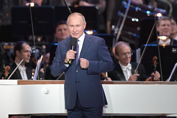 Президент РФ Владимир Путин на юбилейном вечере композитора, народной артистки СССР Александры Пахмутовой в Большом театре России Президент РФ Владимир Путин на юбилейном вечере композитора, народной артистки СССР Александры Пахмутовой в Большом театре России