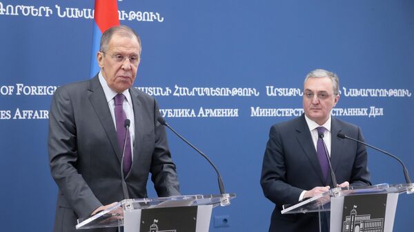 Министр иностранных дел РФ Сергей Лавров и министр иностранных дел Армении Зограб Мнацаканян во время выхода к прессе по итогам встречи в Ереване Министр иностранных дел РФ Сергей Лавров и министр иностранных дел Армении Зограб Мнацаканян во время выхода к прессе по итогам встречи в Ереване