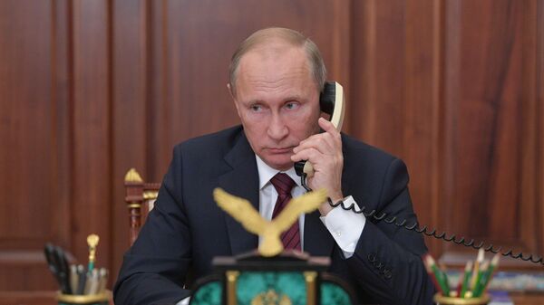 Президент РФ Владимир Путин во время телефонного разговора Президент РФ Владимир Путин во время телефонного разговора