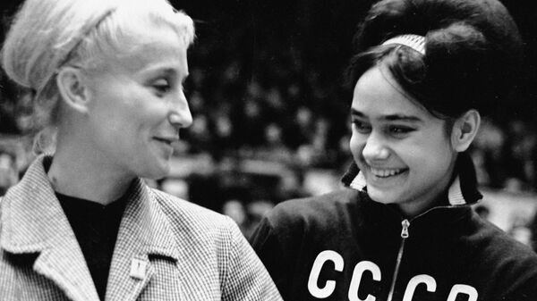 Олимпийская чемпионка Полина Астахова и молодая гимнастка Зинаида Дружинина Олимпийская чемпионка Полина Астахова и молодая гимнастка Зинаида Дружинина