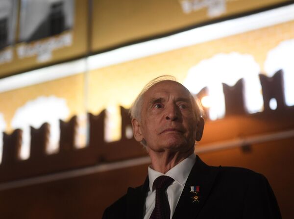 Актер Василий Лановой во время торжественной профилактики горелки Вечного огня Актер Василий Лановой во время торжественной профилактики горелки Вечного огня