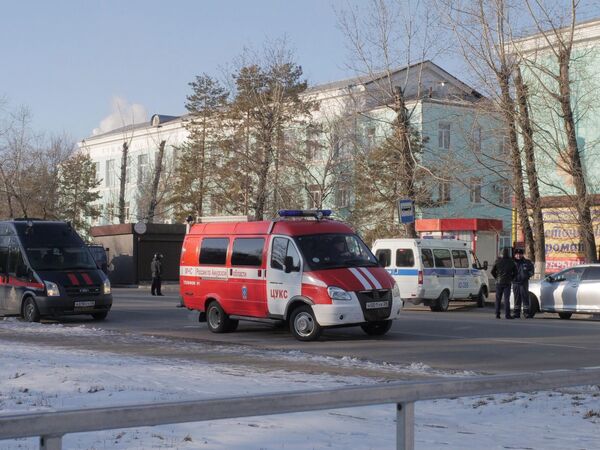 Автомобили правоохранительных служб и МЧС у здания Амурского колледжа строительства и жилищно-коммунального хозяйства в Благовещенске, где произошла стрельба Автомобили правоохранительных служб и МЧС у здания Амурского колледжа строительства и жилищно-коммунального хозяйства в Благовещенске, где произошла стрельба