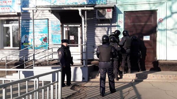 Сотрудники правоохранительных органов у здания Амурского колледжа строительства и жилищно-коммунального хозяйства в Благовещенске, где произошла стрельба Сотрудники правоохранительных органов у здания Амурского колледжа строительства и жилищно-коммунального хозяйства в Благовещенске, где произошла стрельба