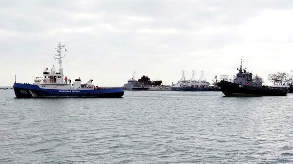 Задержанные корабли ВМСУ буксируют из Керчи Задержанные корабли ВМСУ буксируют из Керчи