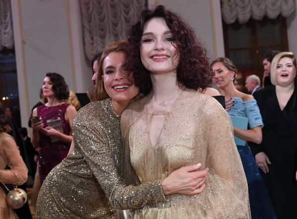 Актриса Любовь Толкалина с дочерью во время бала дебютанток журнала Tatler в Колонном зале Дома союзов в Москве Актриса Любовь Толкалина с дочерью во время бала дебютанток журнала Tatler в Колонном зале Дома союзов в Москве
